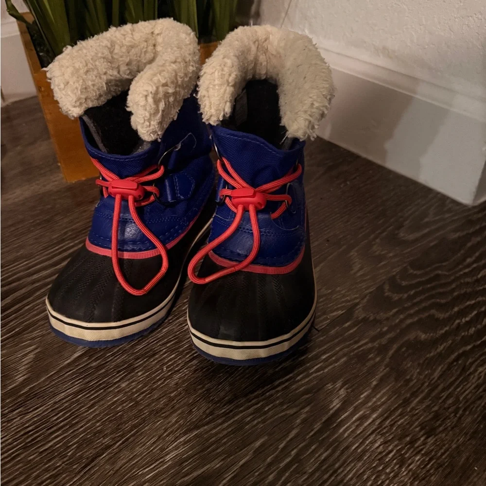 Sorel Kids Blue and Black Snow Boots with Red Accents